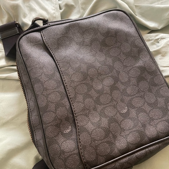 Unisex Coach bag. New but slightly used - Picture 3 of 5